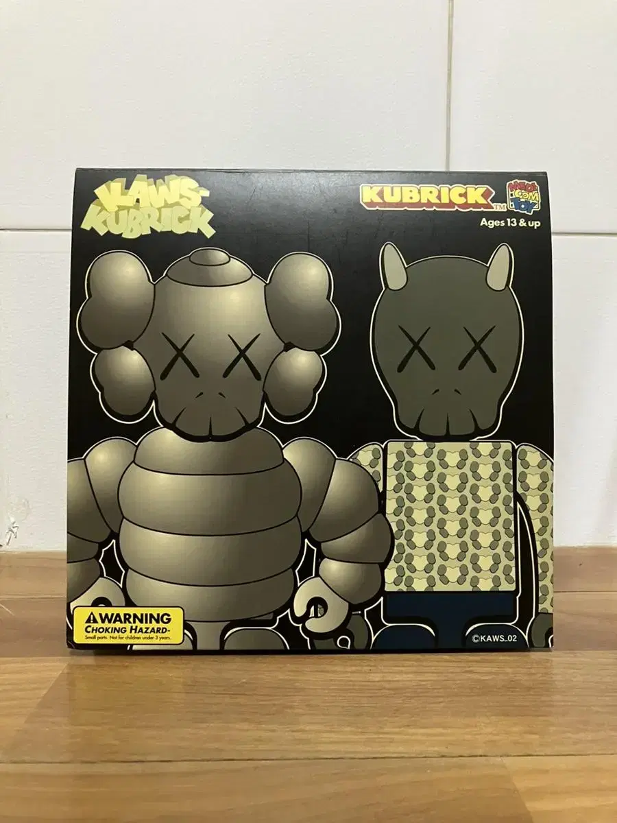 KAWS 카우스 큐브릭 버스정류장 3